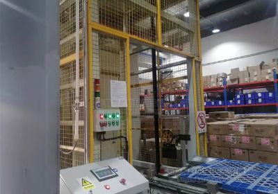 卷簾門+叉車對接往復(fù)式提升機